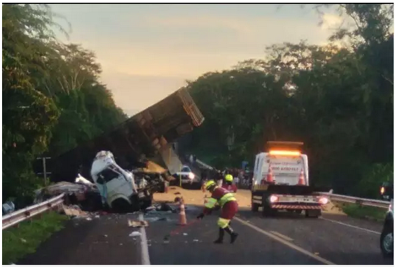 Imagem de compartilhamento para o artigo Acidente entre carretas e carro mata 5 pessoas em rodovia de Mato Grosso do Sul da MS Todo dia